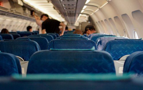 Un pasajero intentó abrir la puerta de emergencia de un avión en pleno vuelo